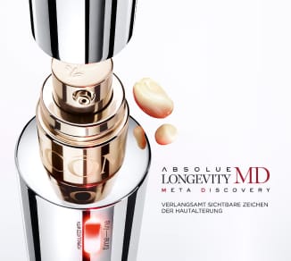 Model z produktami pielęgnacyjnymi LANCÔME