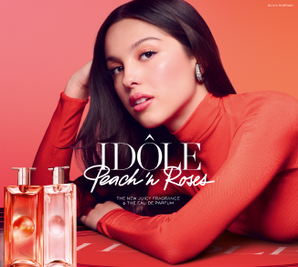 Olivia Rodrigo z flakonami perfum Idôle